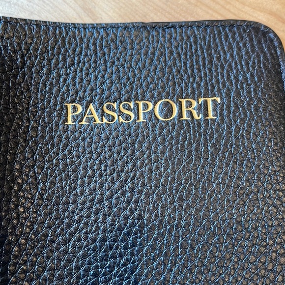 Vera Bradley Passport Cover Retired Rosewood Pattern Winter 2015 - Picture 8 of 12